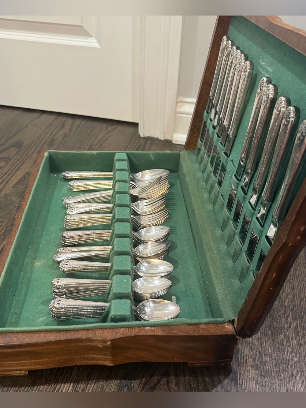 Vintage Holmes & Edwards “Lovely Lady” Silver-Plated Flatware Set - 71 Pieces - Picture 4 of 12
